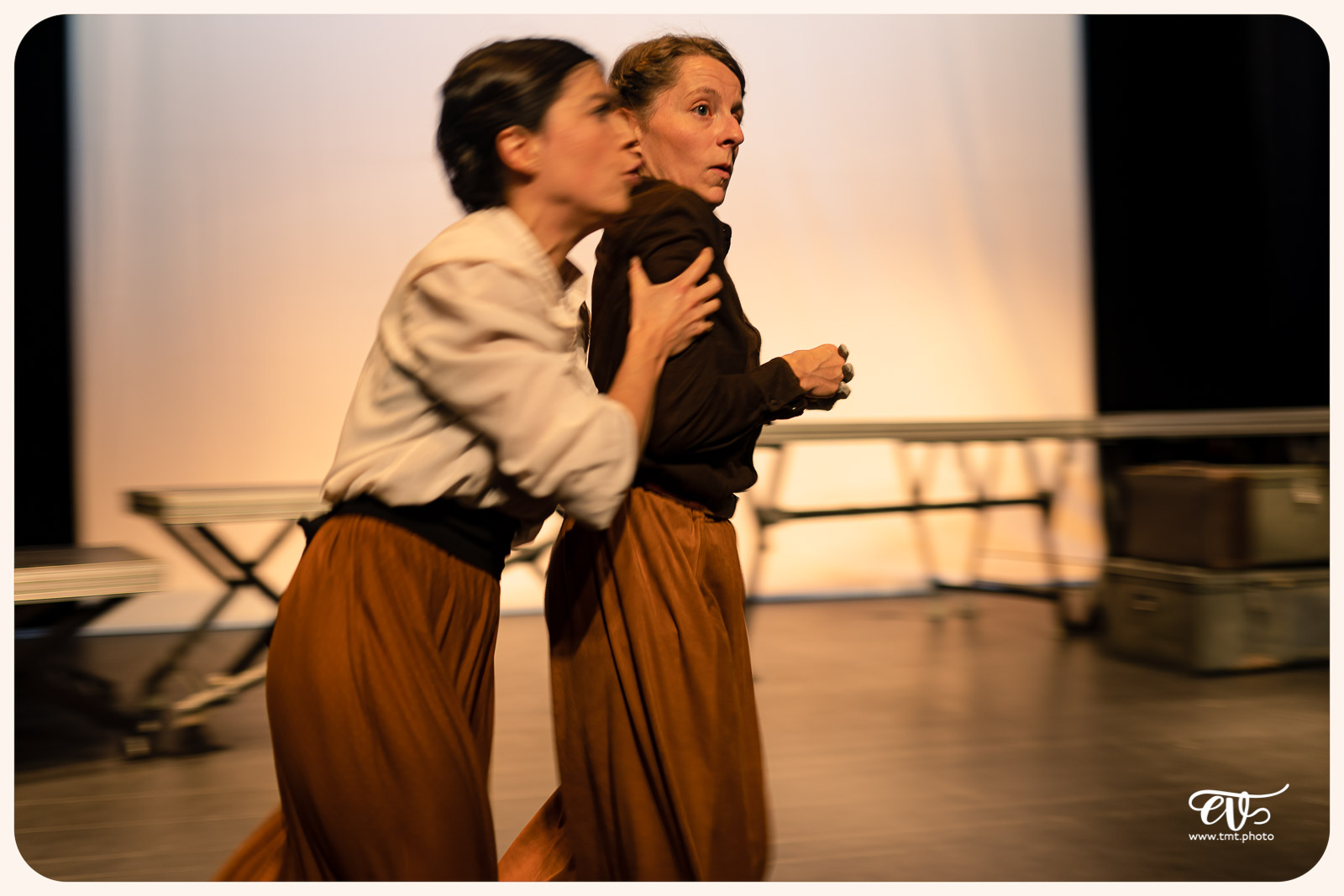 LA MESNIE H. - UN JOUR D'ÉTÉ